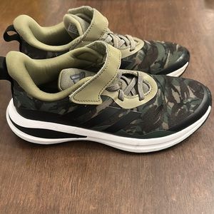 Boys adidas fortarun size 3